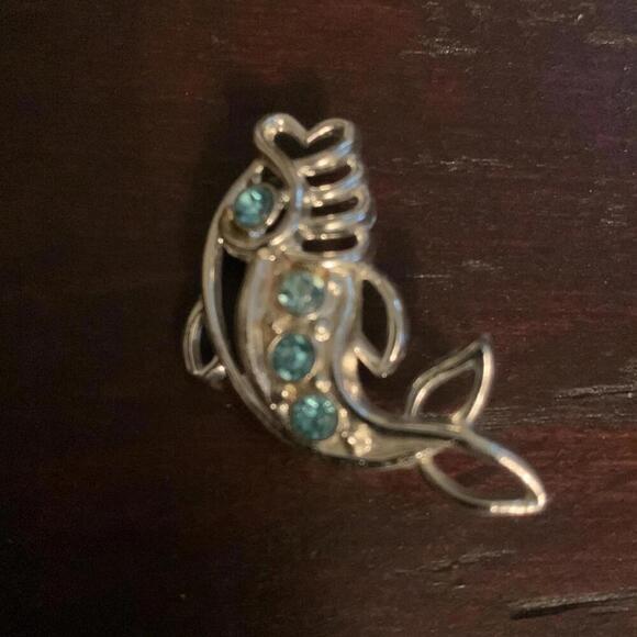 Blue stoned 1” silver fish pin - Picture 12 of 13